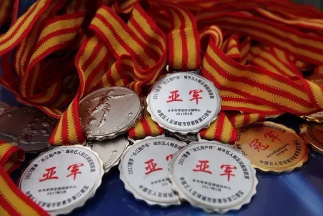 费耶诺德球迷在塞维利亚挑衅与破坏安东尼海报